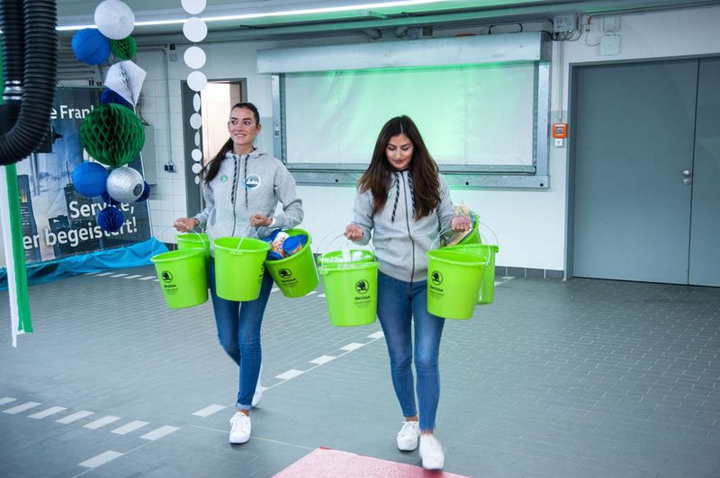 Selbst die Eimer sind der Skoda-CI angepasst. (Volkswagen Automobile Frankfurt)