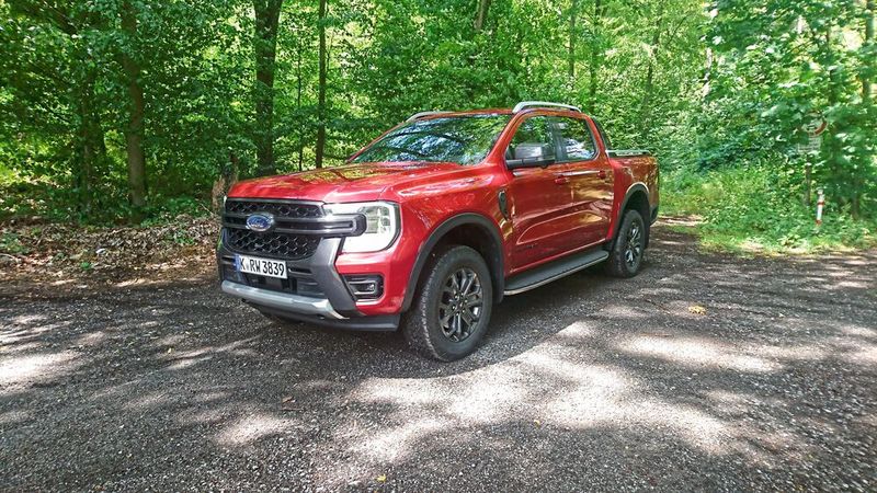 Unser Testwagen wird von einem aufgeladenen Dreiliter-Dieselmotor (240 PS) mit sechs Zylindern angetrieben. (Bild: Sven Prawitz/Vogel Communications Group)