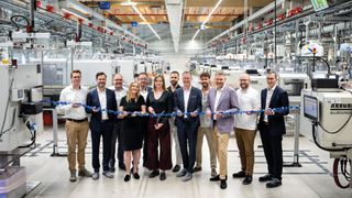 Eröffneten die neue Produktionshalle gemeinsam (von links): Jan Römann, Produktionsleiter Kapsto; Christian Schwarck, Geschäftsführer; Torsten Mairose, Leitung Bauteam Pöppelmann; Felicitas Pöppelmann Familie Pöppelmann; Norbert Nobbe, Geschäftsführer; Jakoba Lesemann, Familie Pöppelmann; Felix Forst, Familie Pöppelmann; Thorsten Koldehoff, Globaler Vertriebsleiter Kapsto; Maximilian Forst, Familie Pöppelmann; Vincent Otto, Familie Pöppelmann; Christoph Tölle, Betriebsratsvorsitzender; und Matthias Lesch, Geschäftsführer.  (Bild: Timo Lutz Team für Industriefotografie)