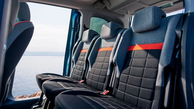 In der zweiten Reihe bietet der elektrische Berlingo drei Einzelsitze. (Bild: Citroën)