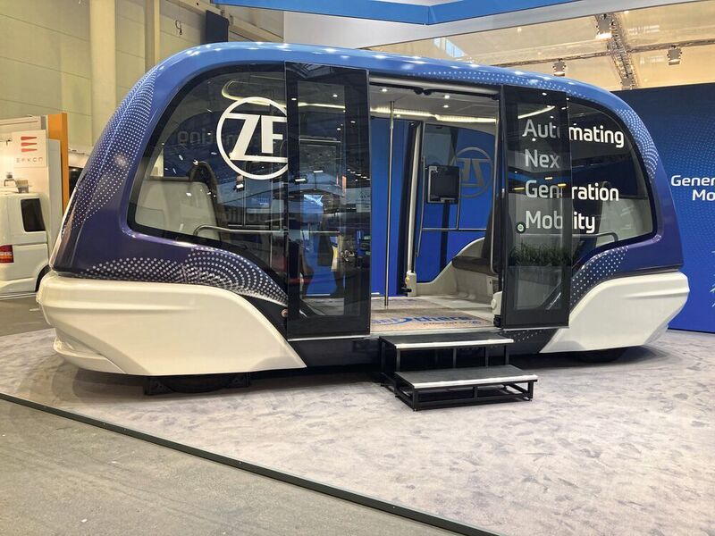 ZF will mit DB Regio eine Art Shuttle-Komplettangebot an Städte verkaufen. Das Fahrzeug stellt der Zulieferer derzeit in Hamburg beim ITS-Kongress aus.  (Svenja Gelowicz)