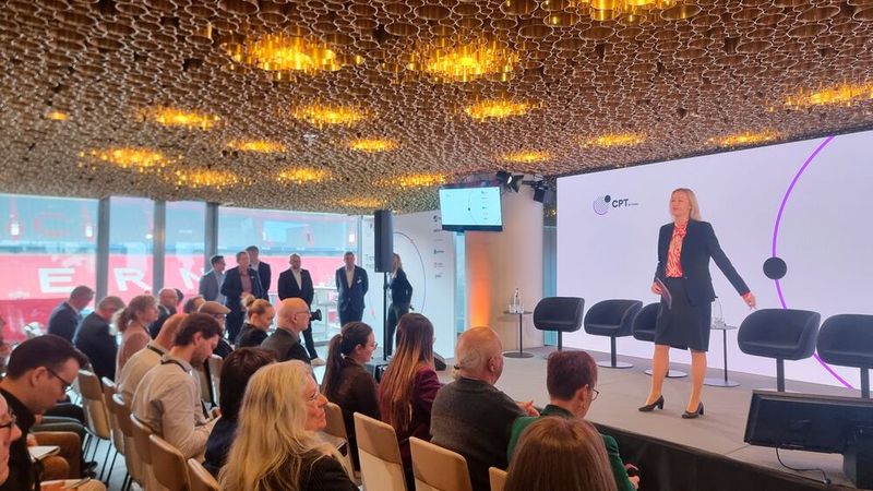 Vom Außenbereich kamen auch die nächsten Diskussionsteilnehmerinnen und -nehmer auf die Bühne.  (Bild: © Serina Sonsalla)