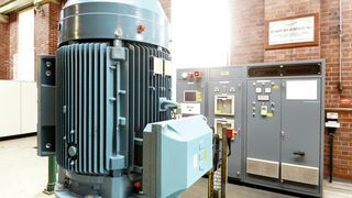 Der im Antriebspaket enthaltene ACS850-Frequenzumrichter von ABB verfügt über die direkte Drehmomentregelung (DTC), Flussoptimierung und eine auf den Synchronreluktanzmotor abgestimmte Software. Diese Merkmale führen zu einer erheblichen Effizienzsteigerung motorbetriebener Anwendungen und senken den Energieverbrauch typischerweise um 20 bis 50 Prozent. Jetzt ermöglicht die Motortechnik eine Energieeinsparung um weitere 5 bis möglicherweise 15 Prozent. (ABB)