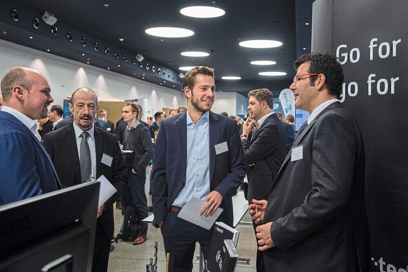 Die Besucher nutzten die Pausen für Gespräche und Networking.  (Natalie Szathmáry)