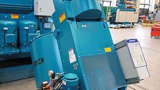 Gelb-rote Sicherheitsschilder sowie helle Maschinenschilder an einem Intensivmischer zum Granulieren von Kalkstein zeigen das hohe Kennzeichnungsaufkommen an einer einzigen Maschine. (Maschinenfabrik Gustav Eirich)