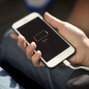  Feststoffbatterien  – Akkus aus Polymeren und Glas  Problem: Um die Energiewende voranzutreiben sind leistungsstarke Stromspeicher nötig. Nur so sind Elektromobilität und dezentrale Stromversorgung effizient umzusetzen. Momentan sind Lithium-Ionen-Akkus der Standard. Doch sie sind schwer und haben die Gefahr, dass bei einem Unfall umweltschädliche und brennbare Elektrolytflüssigkeit austritt. Ziel: Bereits im 19. Jahrhundert schlug Michael Faraday das Konzept für eine Batterie vor, die vollständig aus Feststoff besteht und keinen flüssigen Elektrolyt mehr braucht. Lösung: Heute gibt es bereits erste Fortschritte auf dem Gebiet der Feststoff-Batterie. So wurden Modelle mit Glaselektrolyt von John Goodenough vorgestellt, einem der Mitentwickler der heute verbreiteten Lithium-Ionen-Batterien. Und auch polymerbasierte Batterien haben es bereits in die Produktion geschafft. Zwar sind die neuen Batteriesysteme noch sehr teuer und derzeit wirtschaftlich keine Konkurrenz zu den etablierten Lösungen. Langfristig punkten sie aber schon jetzt, weil sie gegenüber Lithium-Ionen-Akkus leichter sind, eine größere Speicherdichte haben und auch bei hohen Temperaturen eine gute Leistung bringen. Für die meisten Einsatzgebiete werden jedoch noch einige Jahre Forschung nötig sein.(Bild: Pixabay/rawpixel)