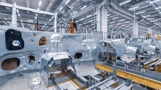 Statt klassischem Rohbau: Die Karosserie-Einzelteile der neuen C-Klasse befinden sich im Werk Bremen in Fertigungszellen, die flexibel miteinander kombiniert werden können. (Daimler)