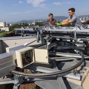 Armin Buchroither (rechts) und Thomas Neubauer vom Institut für Elektrische Messtechnik und Sensorik der TU Graz am vollständig zusammengefalteten Solarmodul FLAPTrack.(Bild:  Lunghammer - TU Graz)