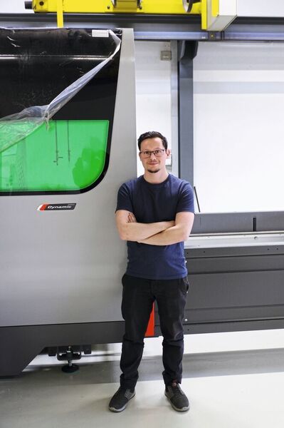 Guillaume Herren devant la nouvelle découpeuse laser Bystronic en cours d'essai à l'atelier des Uttins. (MSM)