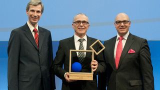 Eingerahmt: Dr. Michael Hauf, Leiter Markenlogistik der Audi AG erhielt aus den Händen von Roman Stiftner, den Präsidenten der BVL Österreich (links) und Prof. Raimund Klinkner, Vorsitzender des Vorstands der BVL Deutschland, den Nachhaltigkeitspreis Logistik.  (Bild: BVL)