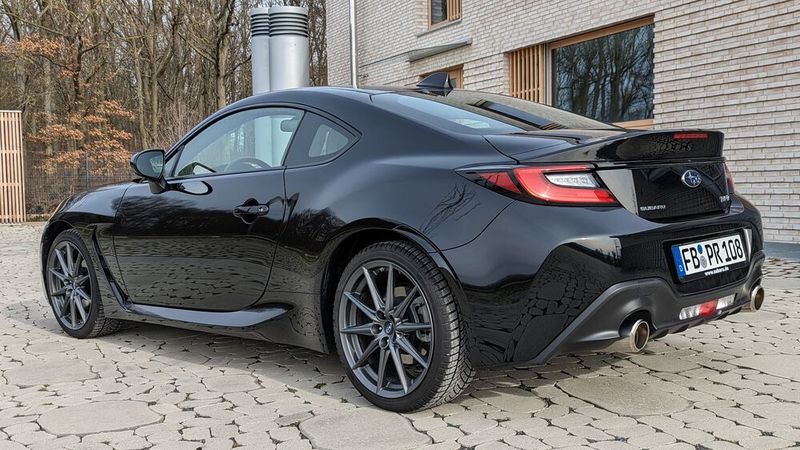 Hierzulande ist der BRZ eigentlich nicht Teil der Modellfamilie. Doch Subaru holt eine limitierte Sonderauflage in zwei Varianten nach Deutschland. Einmal als Schalter (ab 38.990 Euro), einmal als Automatik (41.990 Euro). Zur Auswahl stehen fünf Farben (ohne Aufpreis nur Rot), das war's dann auch mit Optionen bzw. Sonderausstattungen. Lediglich ein paar nachträglich montierbare Accessoires aus der Spoiler-, Heckdiffusor und Sportschaltknauffraktion stehen zur Wahl. Ach ja: Fußmatten kosten 95 Euro Aufpreis. Auch so eine Sache bei einem 40.000-Euro-Auto. (Bild: Dominsky – VCG)