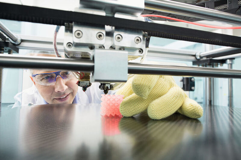 Covestro-Experte Roland Wagner beobachtet die Entstehung eines kleinen Bauteils im neuen 3D-Drucklabor des Unternehmens am Stammsitz Leverkusen. (Covestro)