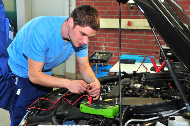 Christian Bopp aus Hessen muss hier ergründen, warum der Mercedes-Motor bei mittleren Drehzahlen unrund läuft. (Foto: Schmidt)