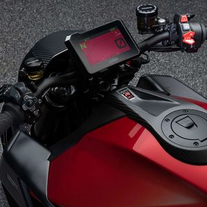 Das Display der 1300 R hat eine eigene Startanimation und Farbgebung von Brabus erhalten.(Brabus)