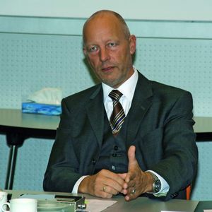 „Wir haben einen Hybrid-Steckverbinder entwickelt, der Energie, Signale und Daten in einem Gehäuse überträgt“, sagt Dr. Joachim Belz von Weidmüller.  Bild: Schäfer