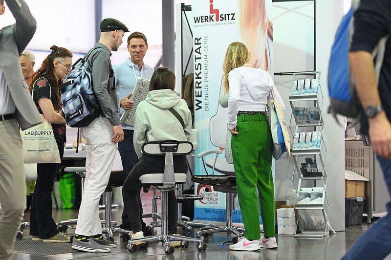 Sechs Stunden können anstrengend sein. Gut, dass am Stand der Werksitz GmbH bequeme und aufs Labor angepasste Sitzgelegenheiten bereit stehen.     Mehr Infos zu den kommenden LAB-SUPPLY-Messen finden Sie auf www.lab-supply.info (Bild: Stefan Stark)
