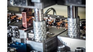 Basis für Stanz- und Umformteile – wie die hier zu sehenden Außenleiter für Sensorikelemente aus Kupfer – sind komplexe Folgeverbundwerkzeuge. Sie werden mit Biege- und Prägegesenken bestückt, die auf der Kern Micro HD gefertigt wurden.  (Bild: Quittenbaum GmbH)