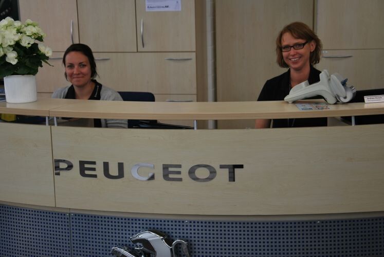 Freundlichkeit beginnt beim Kundenempfang. In Dülmen wissen die Serviceassistentinnen das. (Foto: Wenz)