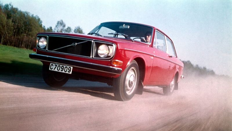 Das GT-Tuning-Kit wurde als das straßentaugliche Alltagstuningkit vermarktet. Volvo empfahl es zum Beispiel älteren Motoren, die ohnehin überholt werden mussten. Zunächst wurde der Hubraum von B 18-Motoren auf 2 Liter aufgebohrt, was de facto einen B 20 bedeutet. Durch einen anderen Zylinderkopf mit veränderten Ein-/Auslassventilen stieg die Kompression auf 10,5:1. Dazu kamen eine andere Nockenwelle (Kennbuchstabe K) und ein einzelner Doppelvergaser mit Sportluftfilter anstatt eines oder zwei Einzelvergasern. Im Prinzip wurde also der komplette obere Teile des Motors umgebaut. Aus diesen Veränderungen resultierte eine Leistungssteigerung auf 130 PS bei 6.000/min und 177 Nm Drehmoment bei 3.500/min. (Bild: Volvo)