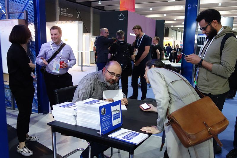 Auch für Joe Beda stellten sich die Leute an: Das Kubernetes-Urgestein verteilte das von ihm mitverfasste Buch „Kubernetes: Up and Running“ samt persönlicher Widmung. (Srocke)