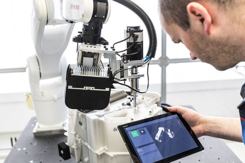 Innovative solution in use: screwdriving with Drag & Bot on the tablet. (Fraunhofer IPA)