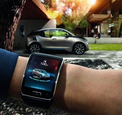 Samsung Gear S: Mit der App BMW iRemote Gear lassen sich Informationen zum Fahrzeug direkt auf der Smartwatch ablesen. (Bild: Samsung)