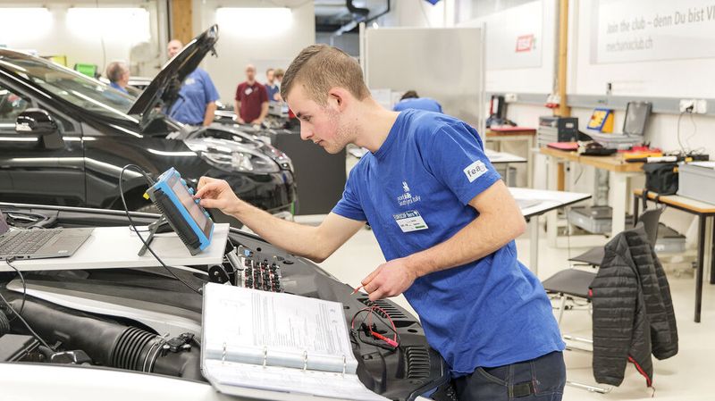 Der Südtiroler Armin Agreiter stellt sich hier das Oszilloskop für die Fehlersuche am Getriebe eines Lexus GS 350 ein.  (Bild: Schmidt - VCG)