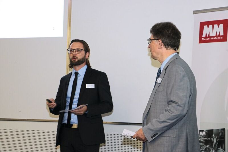 Die beiden Chefredakteure des MM Maschinenmarkt, Benedikt Hofmann (links) und Udo Schnell begrüßen die Gewinner des AMB-MM-Awards 2018. (Reinhold Schäfer)