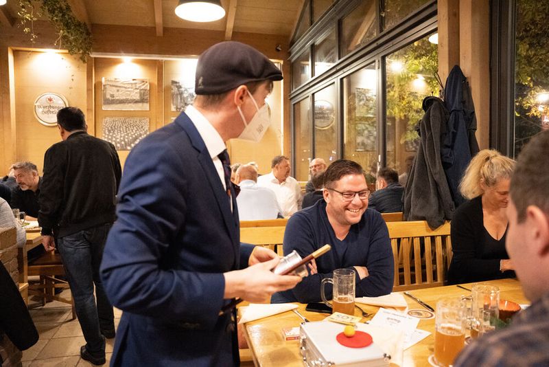 Immer für eine Überraschung gut: Close up Zauberer Mr. Flo (Bild: Oxana Gruber Photography)