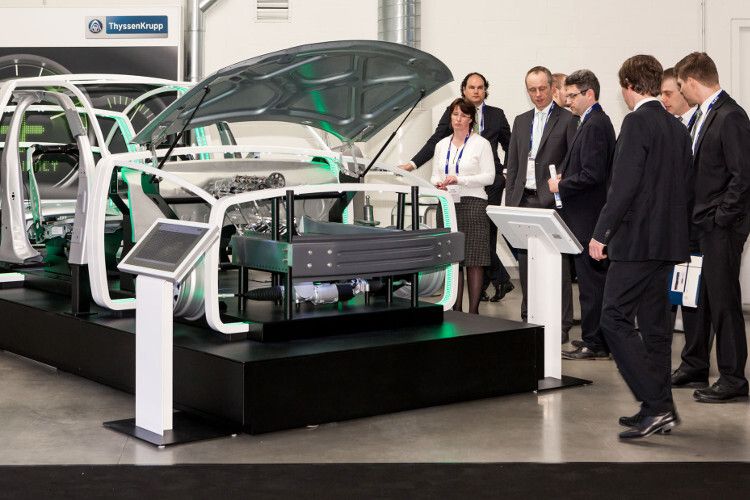 Der Demonstrator auf dem Leichtbau-Gipel zeigt verschiedene Ansätze im Fahrzeug nachhaltig Gewicht zu reduzieren. (Foto: Bausenwein)