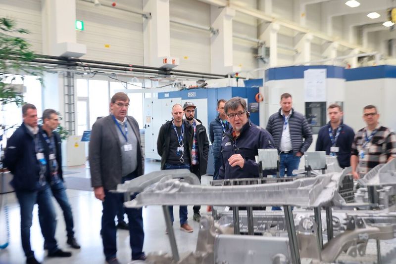 Einer der Höhepunkte beim „Technologietag Werkzeug- und Formenbau 2025“ waren die Rundgänge durch die Produktionshallen des Werkzeugmaschinenherstellers. (Bild: maschinenmarkt/rw)