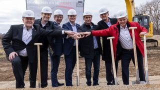 Spatenstich: Dr. Uwe Jens Unger, Leiter Ersatzteillogistik MAN, Michael Kobriger, Vorstand Produktion & Logistik MAN, Frank Doods, Staatssekretär im Niedersächsischen Ministerium für Wirtschaft, Bauen, Verkehr und Digitalisierung, Alexander Vlaskamp, Vorstandsvorsitzender MAN Truck, Hüseyin Uc, Vorsitzender des Betriebsrats Salzgitter MAN, Gunnar Kilian, Vorstand Personal und Truck & Bus Volkswagen AG, Frank Klingebiel, Oberbürgermeister Salzgitter (vlnr.). (Bild: MAN Truck & Bus)