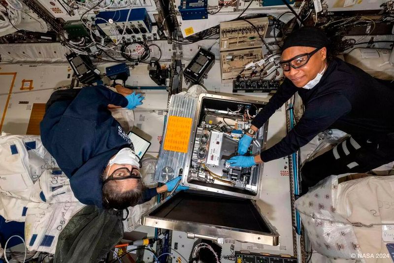 Am 21. August entnahmen die Astronauten Sunita Williams und Jeanette Epps die erste Probe aus dem Metall-3D-Drucker. (Bild: Airbus)