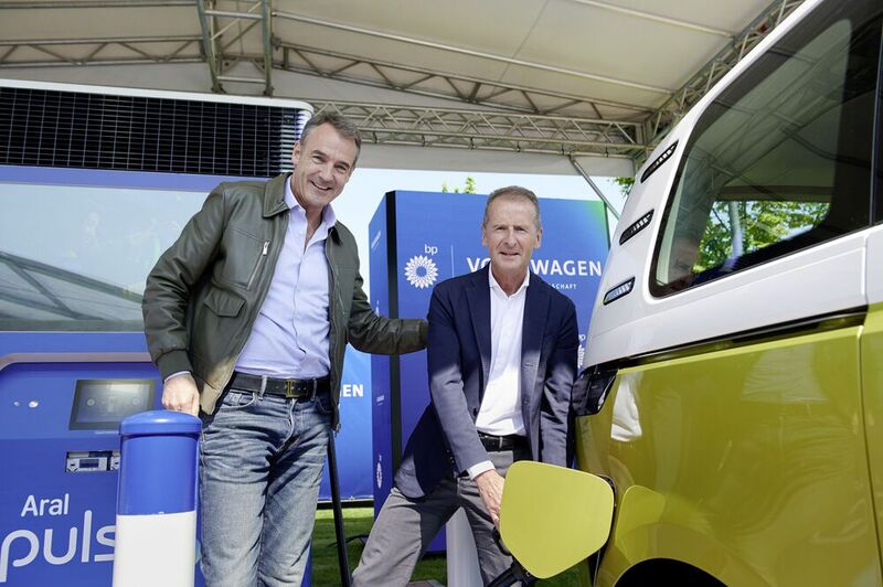 Chefsache: BP-CEO Bernard Looney und Herbert Diess, Vorstandsvorsitzender der Volkswagen AG, nahmen die erste Flexpole-Ladesäule in Betrieb. 