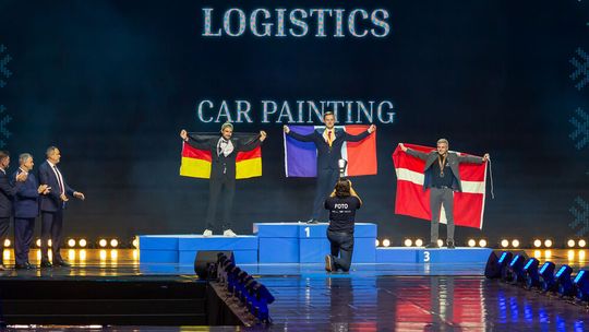 Die Erstplatzierten (v. l.): Johannes Brandl (Deutschland | 2. Platz), Bastien Vaire (Frankreich | 1. Platz) und Yde Petersen (Dänemark | 3. Platz). (Bild:  © 2023 Frank Erpinar|Worldskills-Germany)