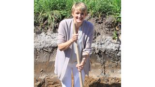 Geschäftsführerin Anke Jung versenkt die kupferne Dokumentenrolle (Ausschnitt - siehe auch Bildergalerie). (Jung Process Systems)