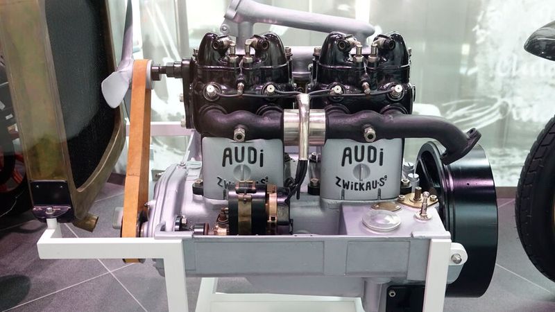 Ein Vierzylinder-Viertakt-Reihenmotor, wie er im Audi 14/35PS von 1914 verbaut war. Aus gut 3,5 Liter Hubraum mobilisiert er circa 40 PS bei 2.000 1/min. Der Verbrauch: rund 16 Liter auf 100 km (Bild: Dominsky – VCG)