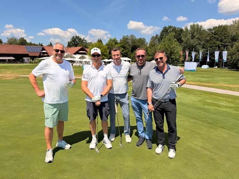 Ein 5er Flight ist doch sehr selten zu sehen: (v. l.) Christian Seng (Comline), Ulrich Rogler (Quantum), Marc Greber (TD SYNNEX), Fabian Hirsch begleitet seinen Kollegen Christian Werner (Digit Solutions)   (Bild: Vogel IT-Medien)