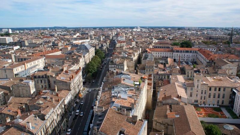 Blick über Bordeaux: Im Herzen der berühmten Weinbauregion soll ein Campus im Umfang von fünf Gebäuden und 20 Hektar Fläche entstehen.(Bild:  Bordeaux /alex.ch / CC BY-SA 2.0)