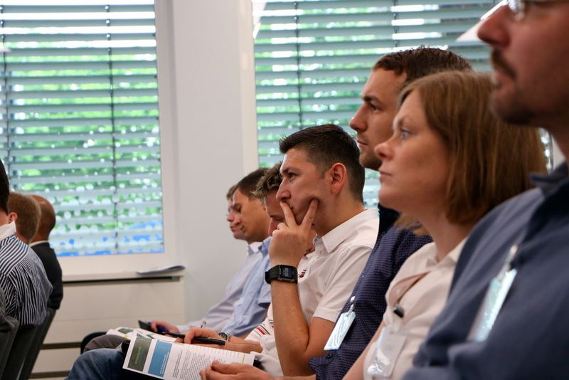 Welcher Werkstoff passt am besten? Dieser Frage ging Prof. Dr.Ing. Jochen Dörr von der Hochschule Ostwestfalen Lippe nach. Er gab einen Überblick, welche technischen und ökonomischen Auswahlkriterien für Werkstoffe imk Leichtbau nötig sind. (Bernhard Richter/konstruktionspraxis)