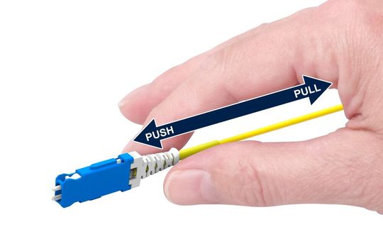 Singlemode SN-PC EZ-Flip Stecker von Rosenberger OSI.(Bild:  Rosenberger OSI)