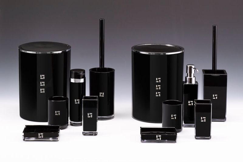 Die Bad-Accessoire-Serie „Royal“ stammt Original (links) von Immanuel Industrial aus Taiwan. Das Plagiat (rechts) wird durch einen deutschen Online-Händler über Amazon.de vertrieben. Trotz minimaler Designunterschiede bei zwei der Accessoires ist der Gesamteindruck der Serien identisch. Die Materialien sind beim Plagiat billig, die Anbringung der Strass-Steine schludrig. Die Plagiate wurden vom Markt genommen. (Bild: Aktion Plagiarius e.V.)