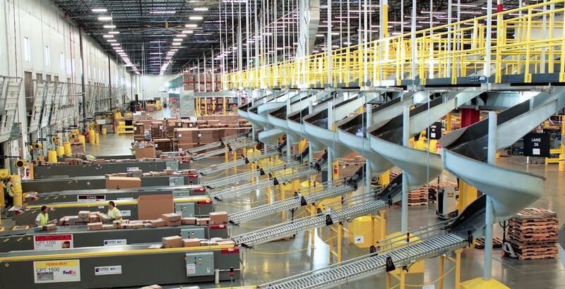 Amazon Fulfilment Center: Amazon verfolgt ein Geschäftsmodell, bei dem jede einzelne Bestellung als einzigartig behandelt wird. (Amazon)