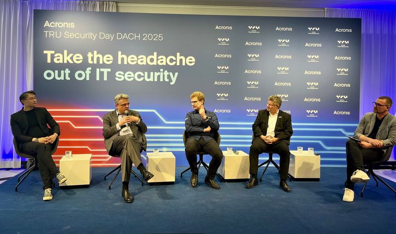 Panel zum Thema Compliance mit (v. l.) Philipp Rösler (Acronis Board Advisor), Dr. Orthwein (SKW Schwarz), Gerald Beuchelt (Acronis), Ralf Wigand (CISO Microsoft) (Bild: Vogel IT-Medien GmbH)