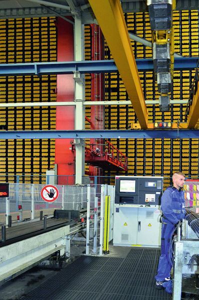 Für sein Langgutsortiment nutzt Eisen Schmitt mehrere Systeme von Kasto. Das Langgutlager vom Typ Unicompact aus dem Jahr 1999 wurde steuerungstechnisch modernisiert. (Bild: Kasto)