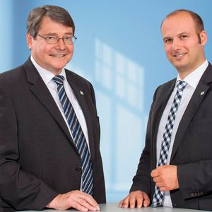 Alexander Schmidt (links) übergibt die Unternehmensleitung vollständig an seinen Sohn Steffen Schmidt (rechts).(Bild:  IPG Automotive)