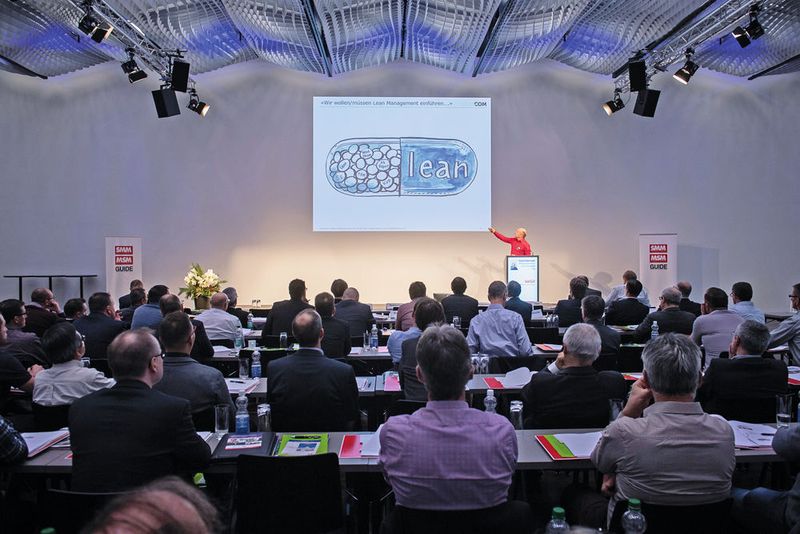 Das diesjährige Thema des  5. SMM-Kongresses im Forum Messe Luzern hiess: «Optimierte Fertigungsstrategien – Lean Manufacturing» (rotes Hemd: Daniel Odermatt, Managing Partner, Leancom GmbH). (VBM/Thomas Entzeroth)