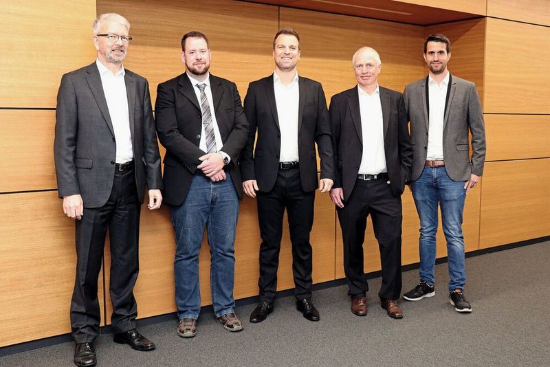Der frisch gebackene Vorstand der neuen VTH-Fachgruppe „Klebtechnik“, von links: Rolf Kater (JK), David Schlesinger (Wendler), Andreas Fritz (Reiff), Vorsitzender Uwe Kittel (Krückemeyer), Tilman Heise (Piel). (VTH / Kollaxo)