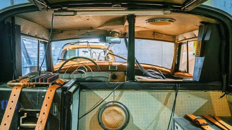 Eine Vielzahl von Parametern wie Beschleunigungen, Wege und Kräfte einzelner Fahrzeugkomponenten in den unterschiedlichsten Fahrsituationen werden übermittelt und im Messwagen aufgezeichnet (Mercedes-Benz AG)