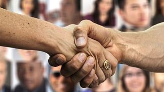 Die Aussage „Persönlicher Kontakt ist das A & O in der Kundenbeziehung – gerade in der heutigen Zeit“, fand unter allen Unternehmen die stärkste Zustimmung. Dabei spielte die Größe des Unternehmens keine Rolle. (gemeinfrei (Pixabay, geralt))